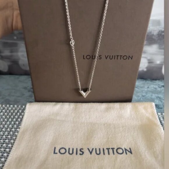 Louis Vuitton SILVER TONE Metal Essential V Necklace with Box and Dustbag EUC - Picture 1 of 10